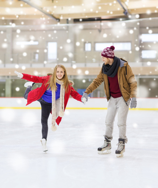 happy couple holding hands on skating rink - Φωτογραφία, εικόνα