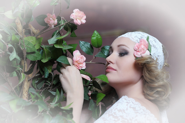 Retro portrait of Pretty woman with roses - Foto, Imagem