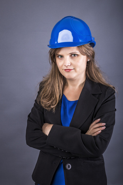 Felice giovane ingegnere donna con hardhat e braccia incrociate
 - Foto, immagini