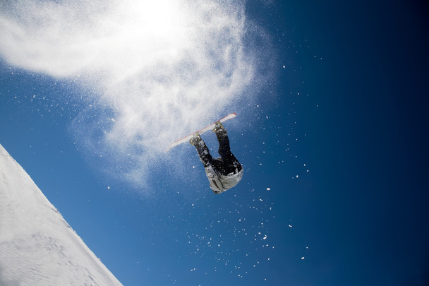 Bir atlamak başlatılması snowboarder - Fotoğraf, Görsel