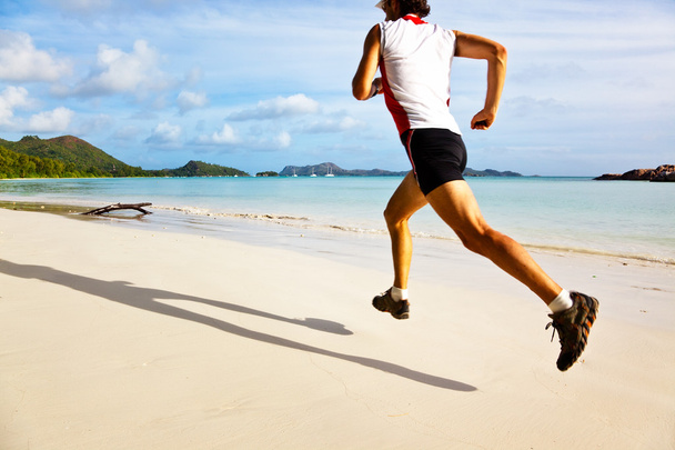 Uomo che corre su una spiaggia tropicale
 - Foto, immagini