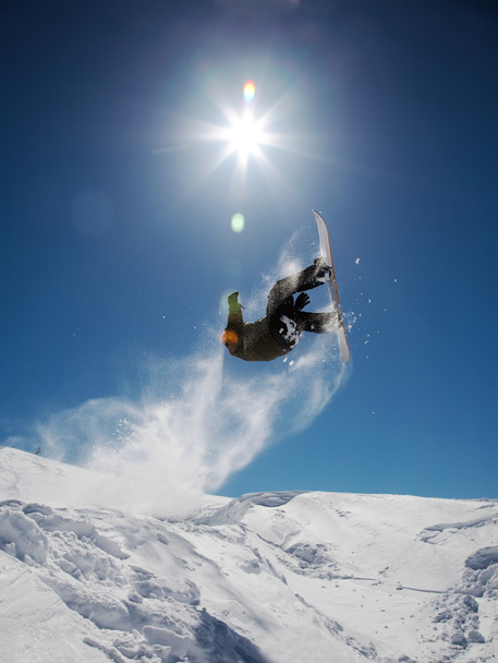 スノーボーダーがジャンプをオフを起動 - 写真・画像