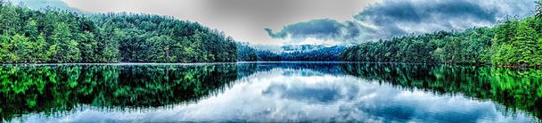 lago paisagem santeetlah em grandes montanhas fumegantes
 - Foto, Imagem