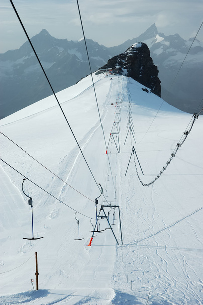 Skilift am Gletscher; Sommerskigebiet, Zermatt; schweizerisch. - Foto, Bild