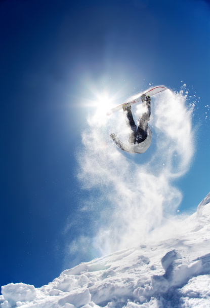 Snowboarder έναρξη μακριά ένα άλμα - Φωτογραφία, εικόνα