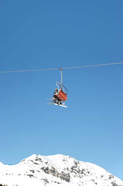Σκιέρ στο λιφτ στην περιοχή σκι - Φωτογραφία, εικόνα