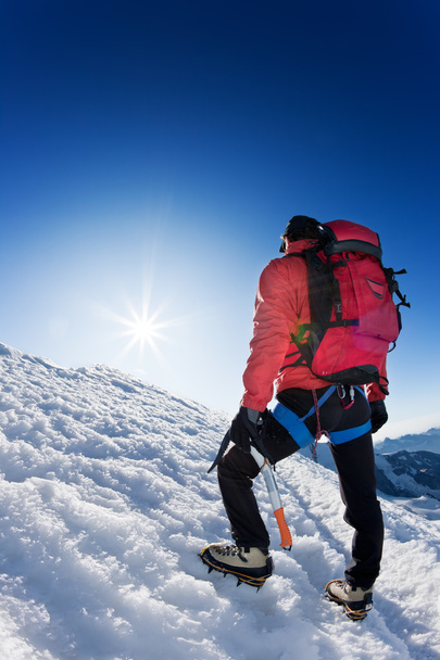 Alpinista solitario llega a la cima
 - Foto, imagen