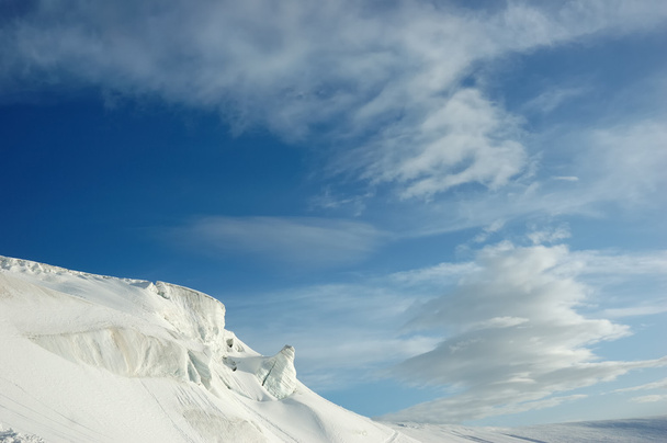 Деталь гірського льодовика над хмарним небом
 - Фото, зображення