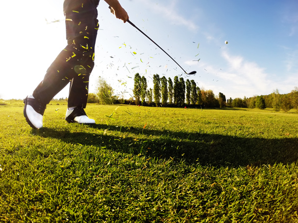 Golfeur effectue un tir de golf du fairway
. - Photo, image