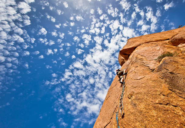 jeune grimpeur sur une montagne granitique escarpée
 - Photo, image