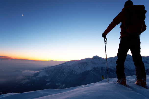 Mountaineer escalando um pico nevado
 - Foto, Imagem