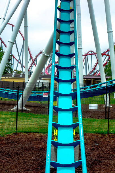 Crazy rollercoaster rides eğlence parkı - Fotoğraf, Görsel
