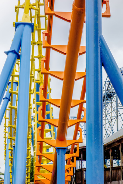 gek rollercoaster ritten op amusement park - Foto, afbeelding