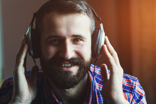 bearded man  in headphones - Φωτογραφία, εικόνα