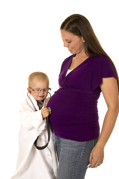 Kleiner Junge mit schwangerer Mutter - Foto, Bild