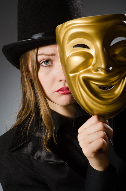 Frau mit Maske in lustigem Konzept - Foto, Bild
