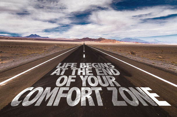 La vie commence à la fin de la zone de confort sur la route du désert
 - Photo, image