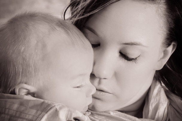 Moeder met baby in sepia toned afbeelding - Foto, afbeelding