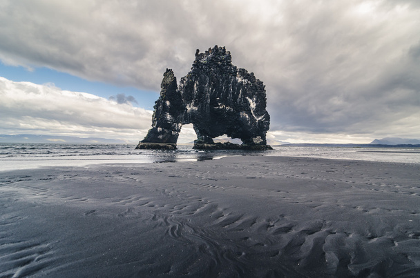 Hvitserkur 岩、アイスランド - 写真・画像