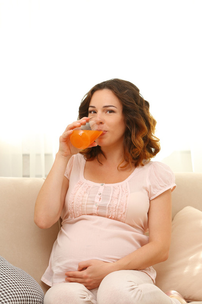 pregnant woman with glass of juice - Фото, зображення