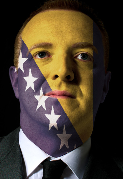 Rosto de empresário sério ou político pintado em cores de b
 - Foto, Imagem