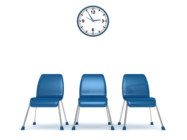 Salle d'attente avec une rangée de chaises et horloge murale
 - Photo, image
