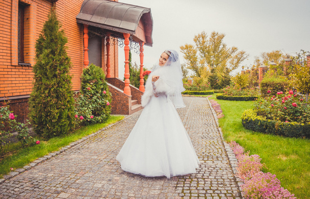 Mooie gelukkige bruid op achtergrond van de herfst Park - Foto, afbeelding