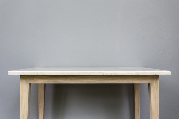Empty top of white mable stone table on grey wall background - Foto, Bild