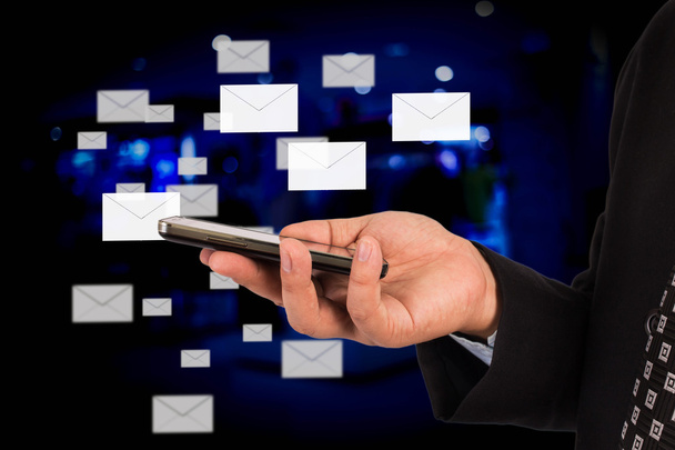 Biznes kobieta wysyłania wiadomości e-mail za pomocą cyfrowego tabletu - Zdjęcie, obraz