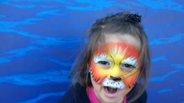 Kleines Mädchen mit Löwenschminke brüllt wie ein Löwe - Filmmaterial, Video