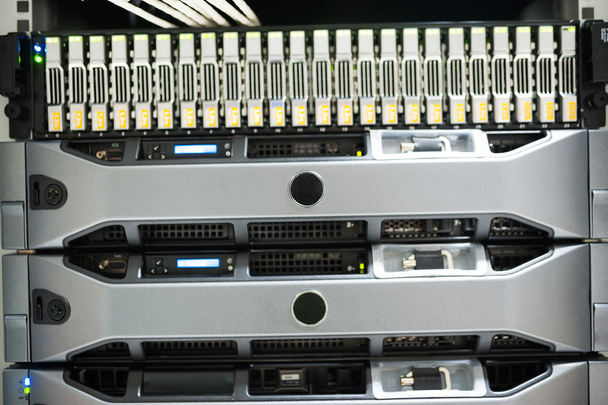 Netzwerk-Server im Datenraum . - Foto, Bild