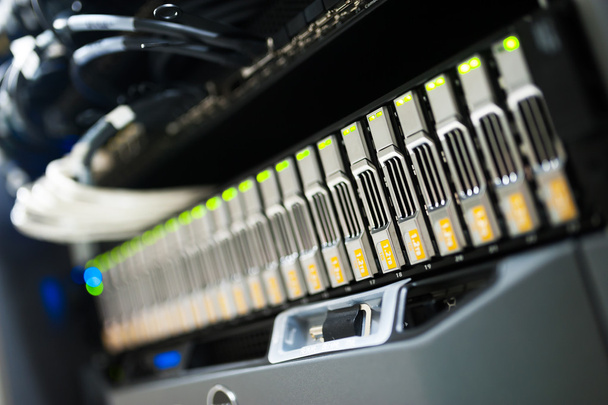 Сетевые серверы в комнате данных
 . - Фото, изображение