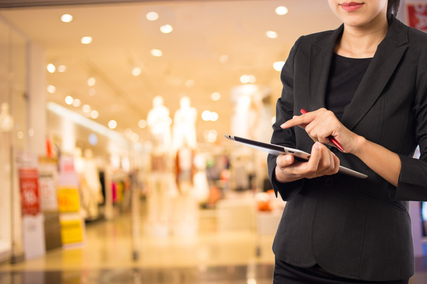 Mulher de negócios usando tablet digital no shopping
. - Foto, Imagem