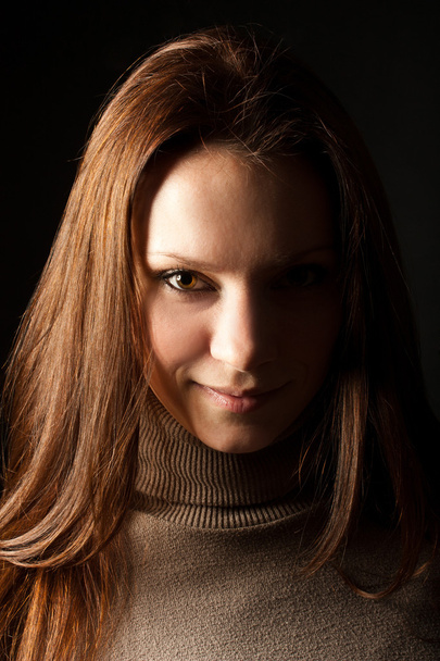 Портрет молодой девушки в фас на черном бэкгре
 - Фото, изображение
