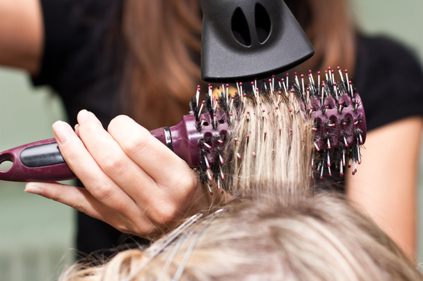 Peluquería seca el cabello en un salón de belleza
 - Foto, Imagen