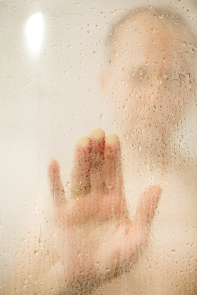 Человек принимает душ
 - Фото, изображение