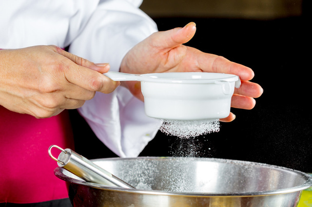 Chef peneirando farinha
 - Foto, Imagem