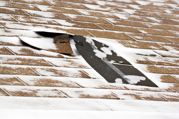 Bardeaux de toit endommagés par l'hiver
 - Photo, image