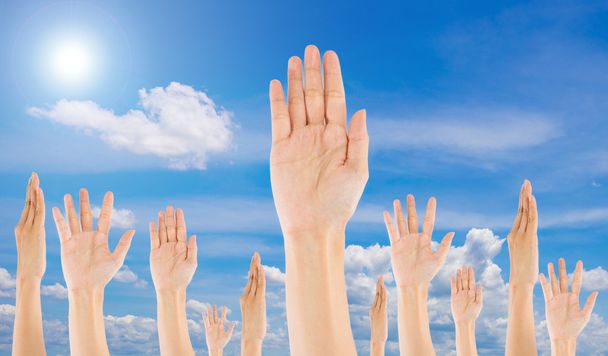 Різноманітні підняті руки на фоні неба
 - Фото, зображення