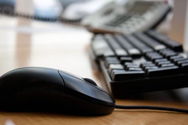 Офисная клавиатура, мышь и телефон
 - Фото, изображение