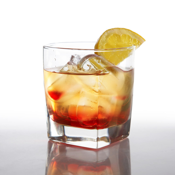 Cocktail with liquor and lemon - Фото, изображение