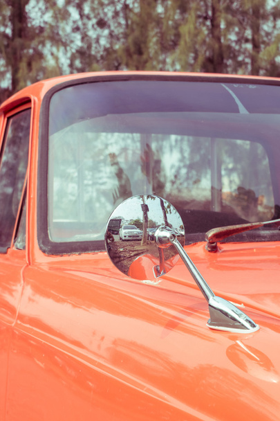 primer plano espejo vista lateral de colorido coche clásico
 - Foto, Imagen