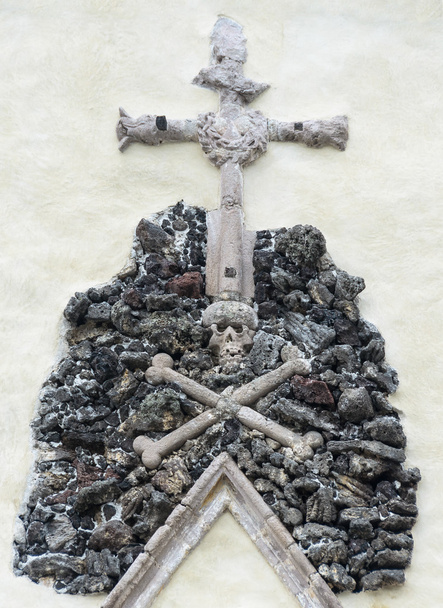 Schädel auf einem Steinhaufen, auf dem ein Kreuz ruht. - Foto, Bild
