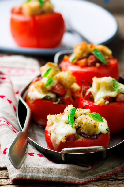 Tomates rellenos al horno
 - Foto, Imagen