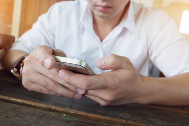 бизнесмен с помощью мобильного телефона с текстовым сообщением
 - Фото, изображение