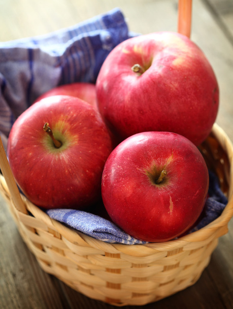 czerwone jabłka w koszyku - Zdjęcie, obraz