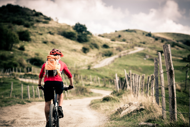 ciclista de montaña en carretera de campo, pista de sendero en inspirationa
 - Foto, imagen