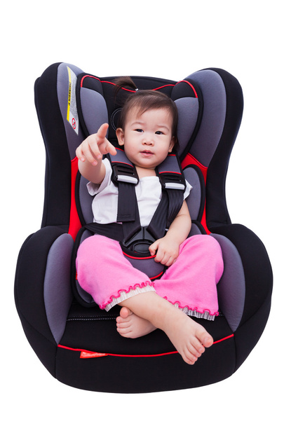 Krásná Asiatka v autosedačky a zapněte bezpečnostní pás. Izolované na bílém pozadí. - Fotografie, Obrázek