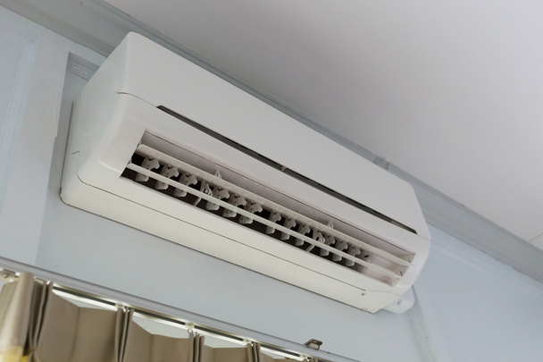 Sistema de aire acondicionado en la pared blanca habitación
 - Foto, imagen