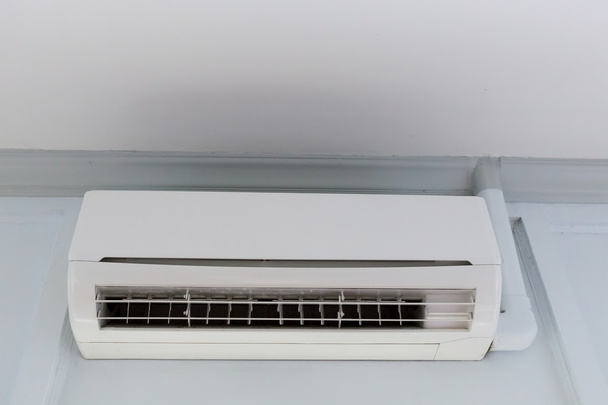 Sistema di condizionatore d'aria su parete bianca
 - Foto, immagini